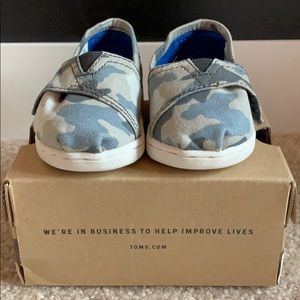 Tiny Toms size 3 grey and blue camo print like new